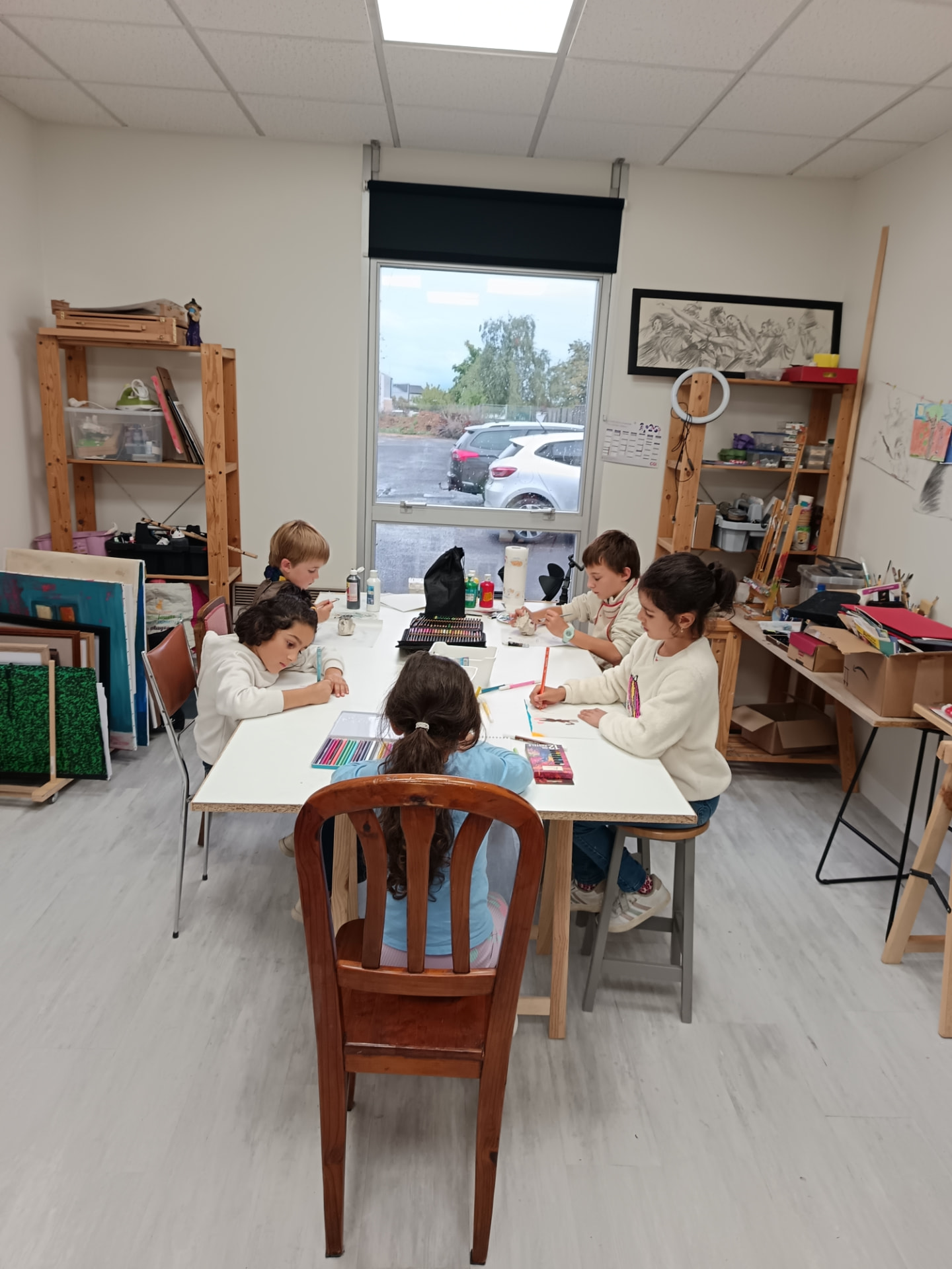 Groupe d'enfants dessinant ensemble à l'atelier Narin'Art