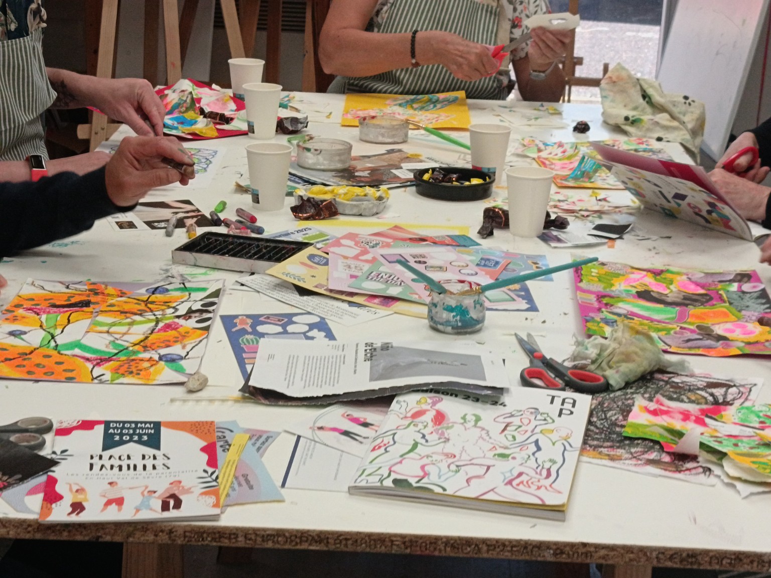 Créations colorées réalisées autour de la grande table de l'atelier Narin'Art