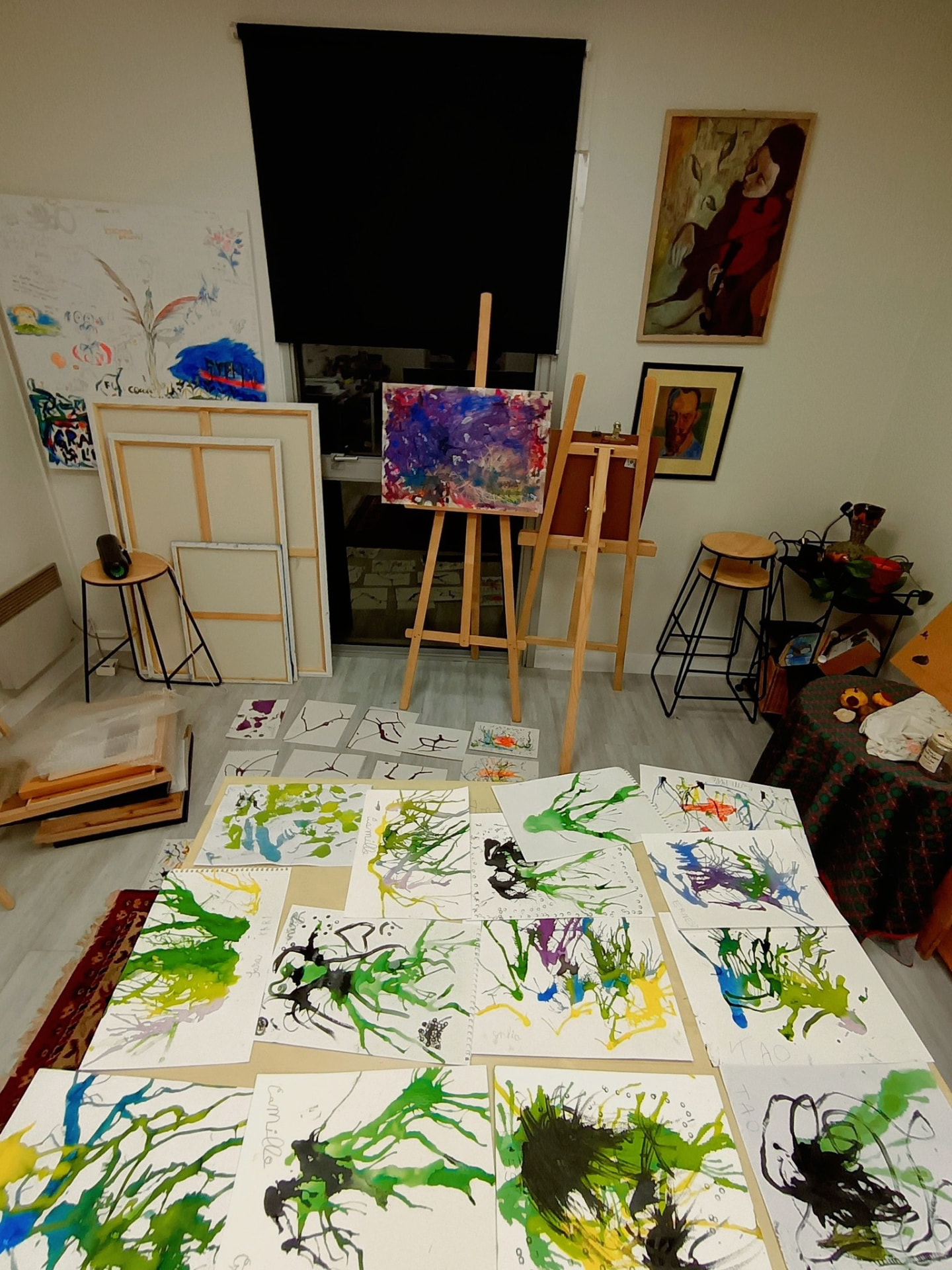 Salle de l'atelier Narin'Art à Neuville-de-Poitou avec chevalets et créations
