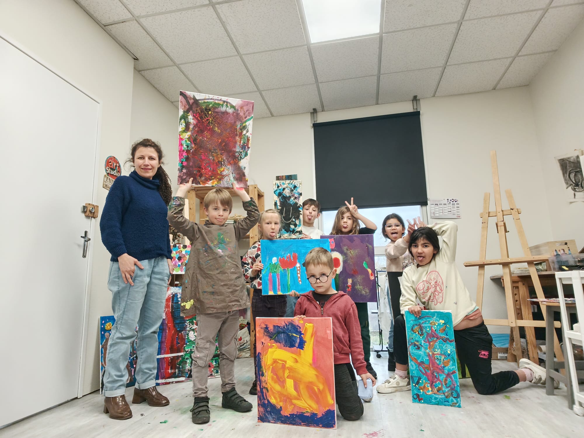Les élèves de l'atelier Narin'Art présentent leurs peintures colorées